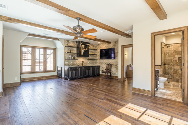 Custom built garage in the River Bend Subdivision. Image number 31