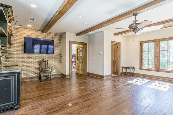 Custom built garage in the River Bend Subdivision. Image number 34